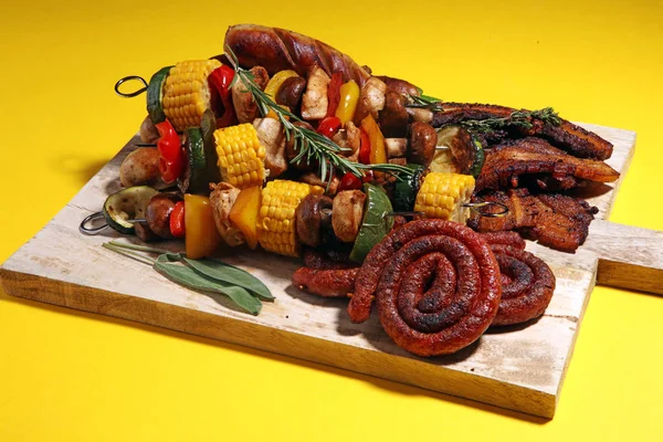 Sortidas deliciosas carnes grelhadas e espetos com vegetais em rus — Fotografia de Stock