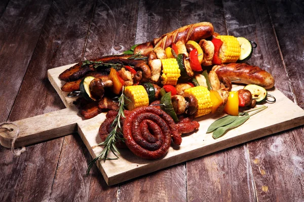 Sortidas deliciosas carnes grelhadas e espetos com vegetais em rus — Fotografia de Stock