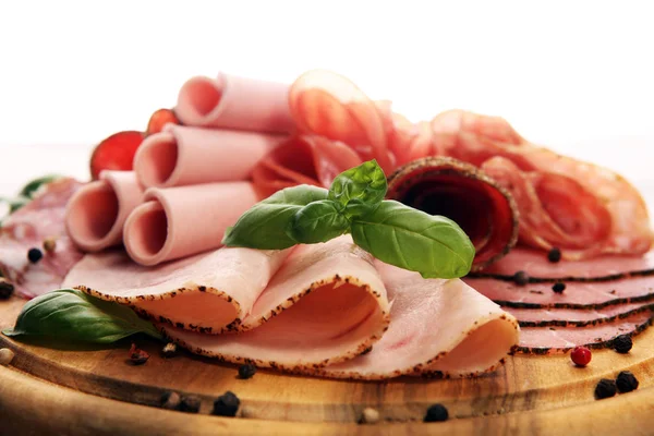 Futtertablett mit köstlicher Salami, Schinken in Scheiben, Würstchen, — Stockfoto