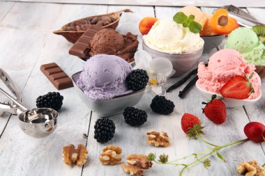 çilek ile farklı renk ve tatlar dondurma kepçe, 