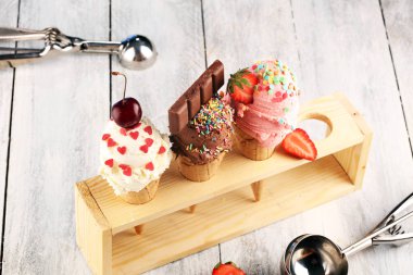 çilek ile farklı renk ve tatlar dondurma kepçe, 