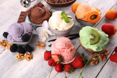 çilek ile farklı renk ve tatlar dondurma kepçe, 