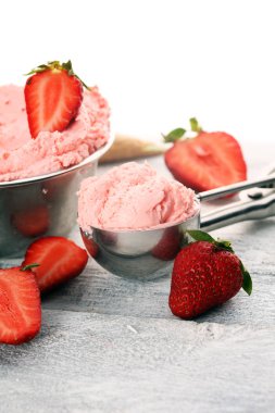 Çilekli dondurma kepçesi kırsal beyaz arka planda, ateşle