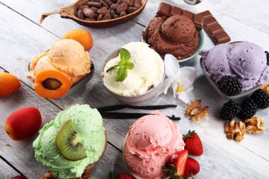 çilek ile farklı renk ve tatlar dondurma kepçe, 