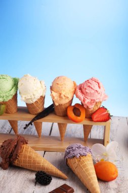 çilek ile farklı renk ve tatlar dondurma kepçe, 