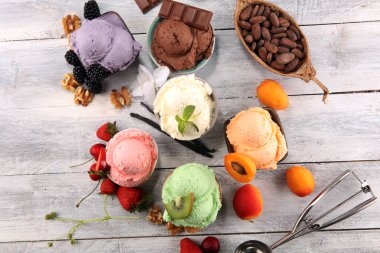 çilek ile farklı renk ve tatlar dondurma kepçe, 