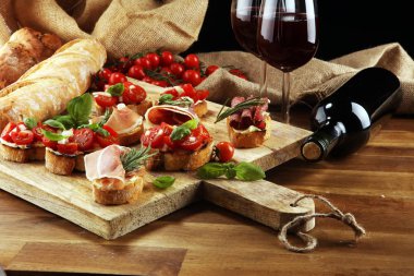 meze çeşitli meze. Prosciutto, Sala ile kesme tahtası