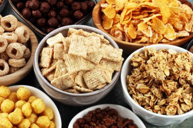 Tahıl. Kahvaltıda çeşitli tahıl kaseleri. Çocuklarla Müsli