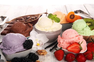 çilek ile farklı renk ve tatlar dondurma kepçe, 