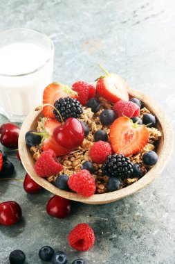 Tahıl. Kahvaltıda granola tahıllar, meyveler ve süt kase. 