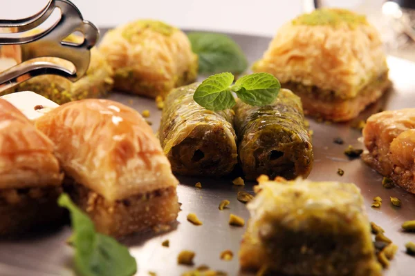 Plats du Moyen-Orient ou arabes. Dessert turc Baklava avec pi — Photo
