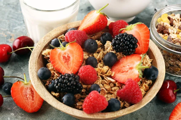 Cereales. Cuenco de cereales de granola, frutas y leche para el desayuno . —  Fotos de Stock
