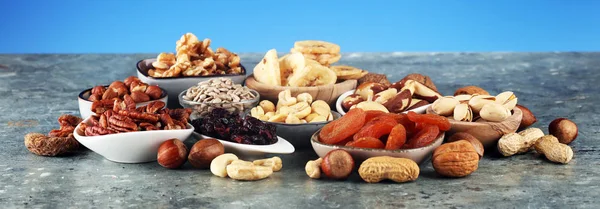 Samenstelling met gedroogde vruchten en diverse gezonde biologische noten — Stockfoto