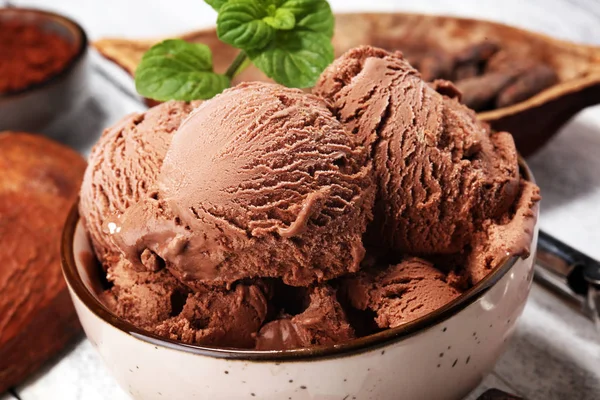 Palla gelato al cioccolato in una ciotola. paletta gelato — Foto Stock