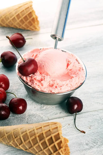 Cuillère à glace cerise et vanille aux cerises fraîches et à la menthe — Photo