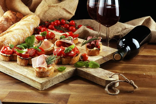 Antipasto various appetizer. Cutting board with prosciutto, sala — Stock Photo, Image