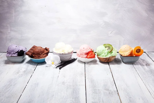 Eiskugeln in verschiedenen Farben und Geschmacksrichtungen mit Beeren, — Stockfoto