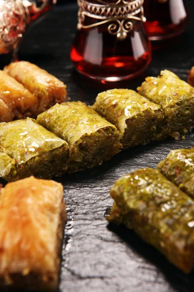 Plats du Moyen-Orient ou arabes. Dessert turc Baklava avec pi — Photo