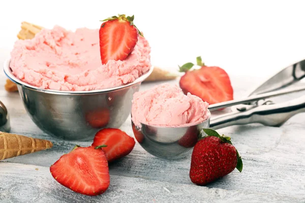 Cuillère à glace aux fraises sur fond blanc rustique avec fraise — Photo