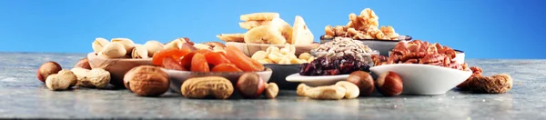 Склад з сухофруктами та різноманітними здоровими органічними горіхами — стокове фото