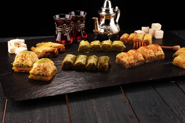 Hidangan timur tengah atau arab. Turki Dessert Baklava dengan pi — Stok Foto