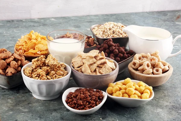 Δημητριακών. Κύπελλα από διάφορα δημητριακά και γάλα για πρωινό. Μούσλι — Φωτογραφία Αρχείου
