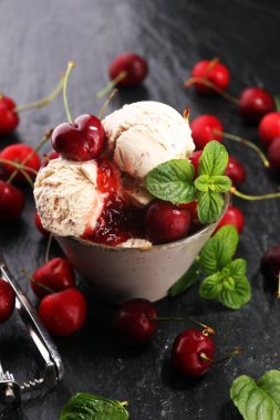 Kiraz ve vanilyalı dondurma. Taze kiraz ve naneli. 