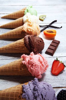 çilek ile farklı renk ve tatlar dondurma kepçe, 