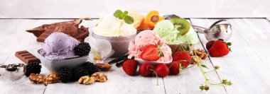 çilek ile farklı renk ve tatlar dondurma kepçe, 