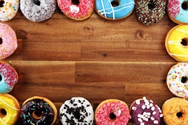 çikolata ile farklı camların içinde Donuts