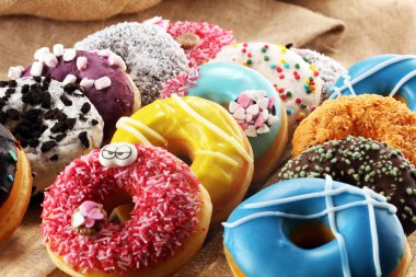 çikolata ile farklı camların içinde Donuts