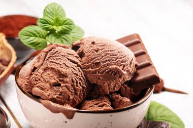 Çikolatalı kahveli dondurma topu bir kasede. dondurma kepçe