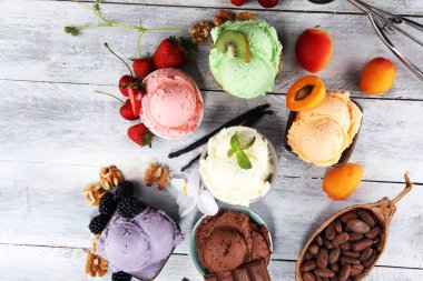 çilek ile farklı renk ve tatlar dondurma kepçe, 