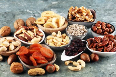 Kurutulmuş meyve ve çeşitli organik fındıklı kompozisyon.