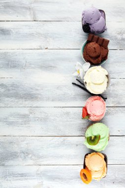 çilek ile farklı renk ve tatlar dondurma kepçe, 