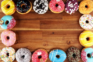 çikolata ile farklı camların içinde Donuts