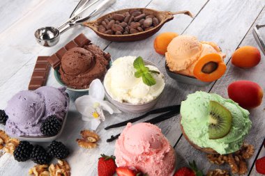 çilek ile farklı renk ve tatlar dondurma kepçe, 