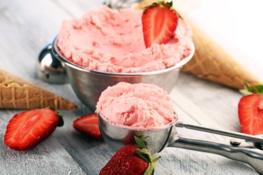 Çilekli dondurma kepçesi kırsal beyaz arka planda, ateşle