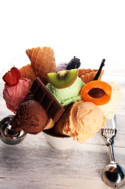 çilek ile farklı renk ve tatlar dondurma kepçe, 