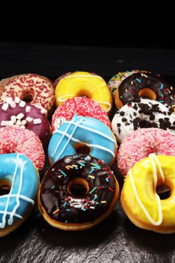 çikolata ile farklı camların içinde Donuts