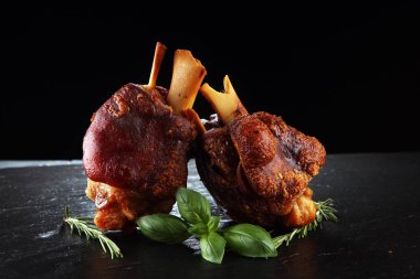 Taş tabakta baharat ve bitkilerle tütsülenmiş jambon..