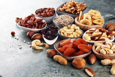 Kurutulmuş meyve ve çeşitli organik fındıklı kompozisyon.