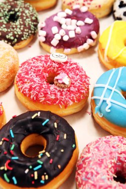 çikolata ile farklı camların içinde Donuts