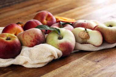 Masada bir grup olgun şeftali