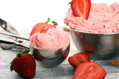 Çilekli dondurma kepçesi kırsal beyaz arka planda, ateşle