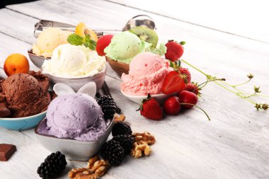 çilek ile farklı renk ve tatlar dondurma kepçe, 