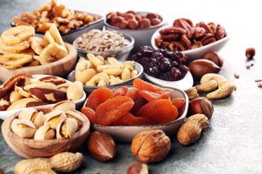 Kurutulmuş meyve ve çeşitli organik fındıklı kompozisyon.