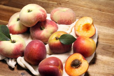 Masada bir grup olgun şeftali