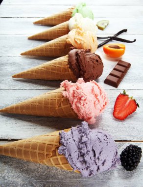 çilek ile farklı renk ve tatlar dondurma kepçe, 