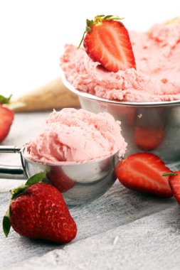 Çilekli dondurma kepçesi kırsal beyaz arka planda, ateşle